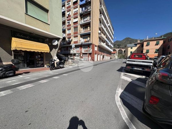 locale commerciale in vendita a Genova in zona Sestri Ponente