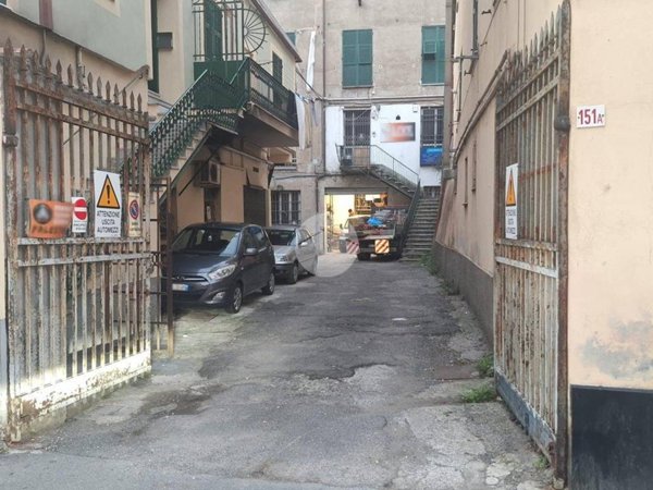 locale di sgombero in vendita a Genova in zona Marassi