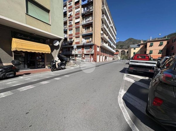 locale commerciale in vendita a Genova in zona Sestri Ponente