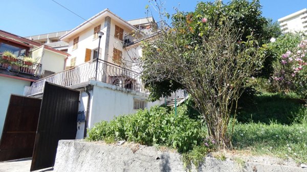 casa indipendente in vendita a Genova in zona Rivarolo