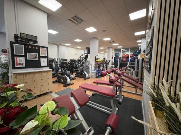 locale commerciale in vendita a Genova in zona Sestri Ponente