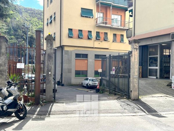 locale commerciale in vendita a Genova in zona Molassana