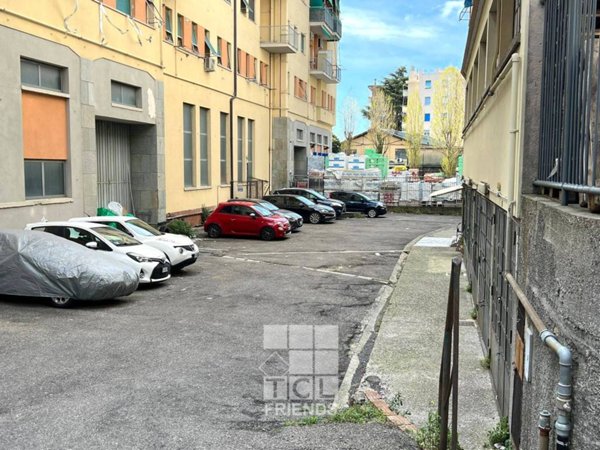 locale commerciale in vendita a Genova in zona Molassana