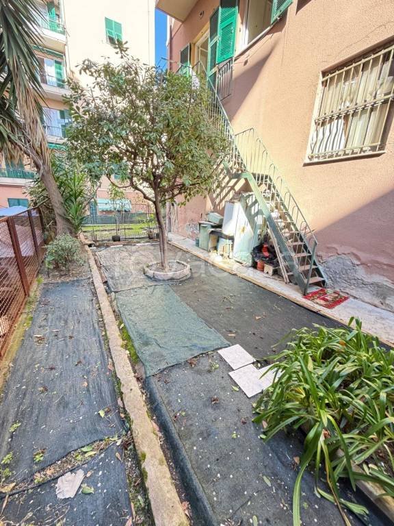 appartamento in vendita a Genova in zona Sestri Ponente