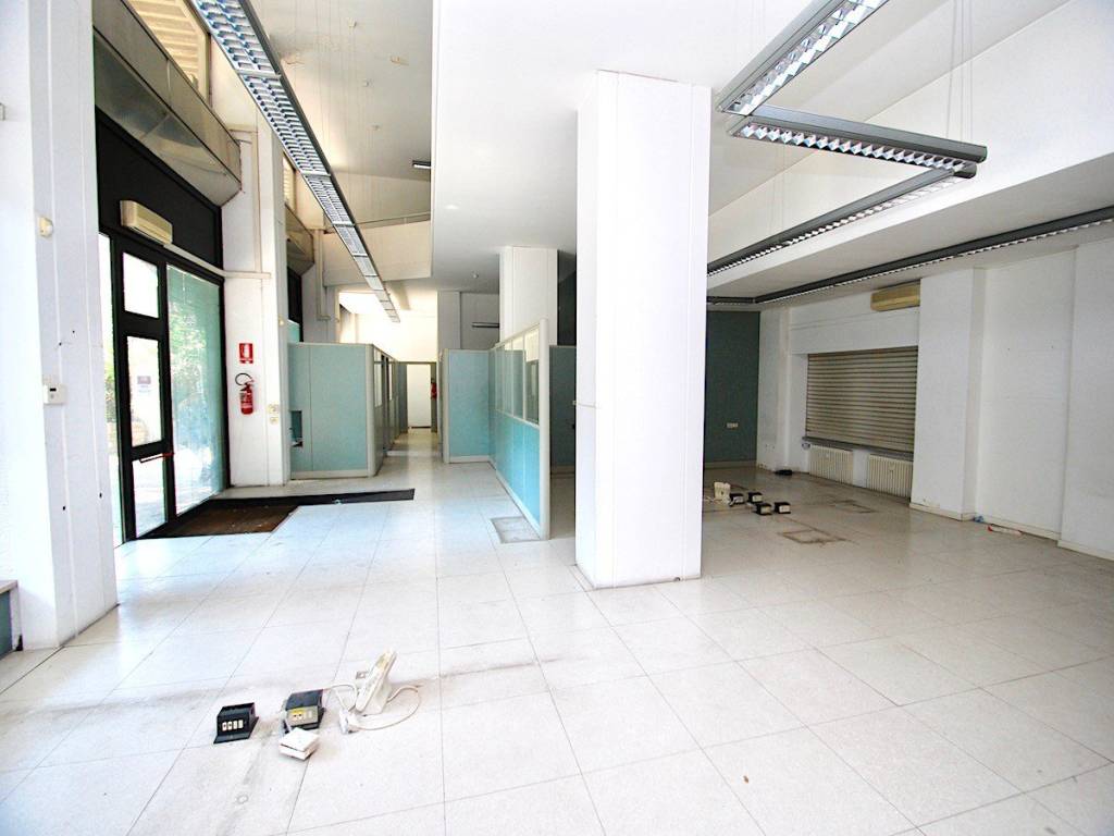 negozio in vendita a Genova in zona Portoria / Piccapietra