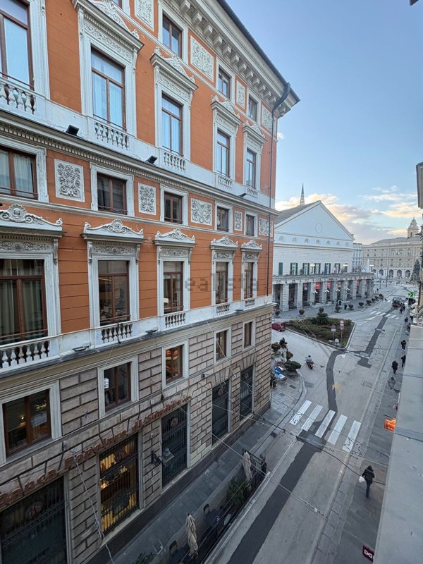 appartamento in vendita a Genova in zona Sottoripa / Maddalena / Molo