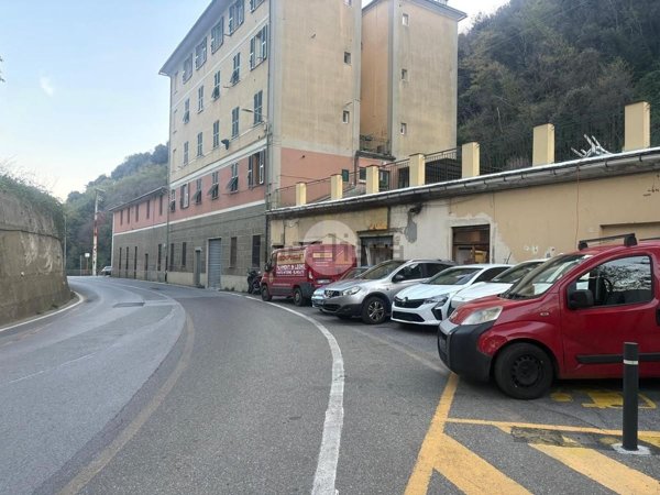 locale commerciale in vendita a Genova in zona Voltri