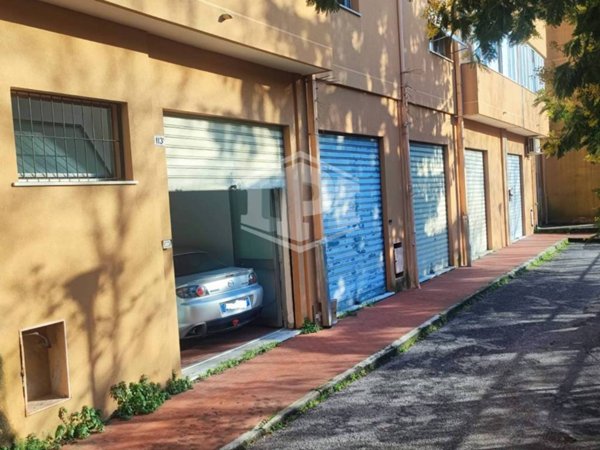 locale commerciale in vendita a Genova in zona Lagaccio / Granarolo