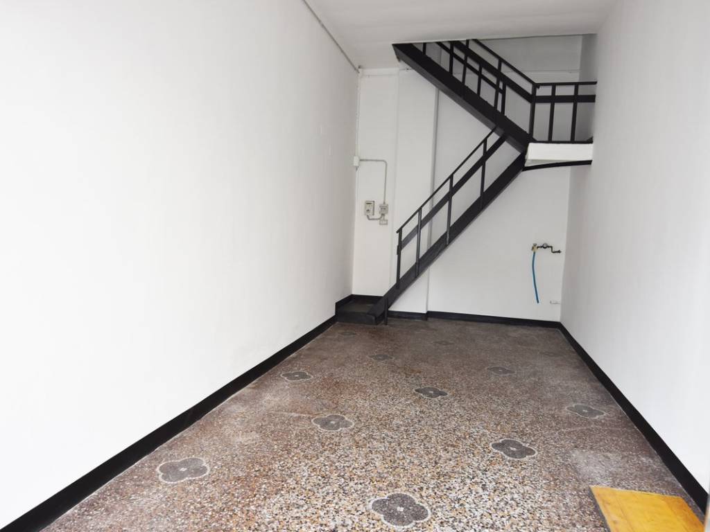 negozio in vendita a Genova in zona Marassi