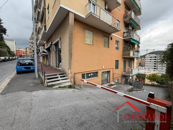 locale di sgombero in vendita a Genova in zona Sestri Ponente
