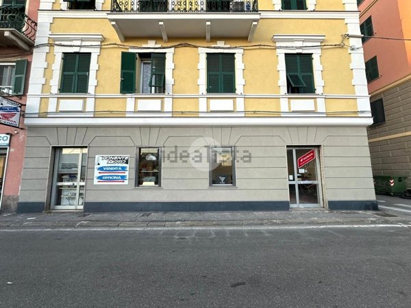 locale commerciale in vendita a Genova in zona Sestri Ponente