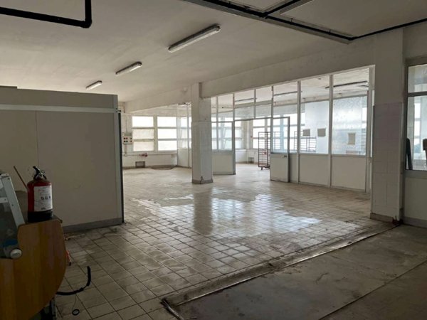 locale commerciale in vendita a Genova in zona Staglieno