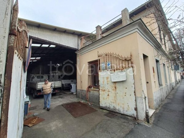 locale commerciale in vendita a Genova in zona Rivarolo