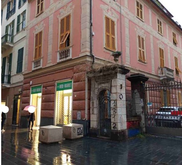locale commerciale in vendita a Genova in zona Sestri Ponente