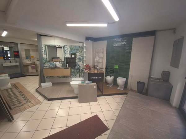 negozio in vendita a Genova in zona Staglieno