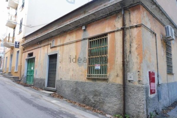 locale commerciale in vendita a Genova in zona Voltri