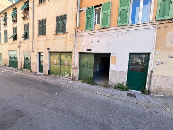 locale di sgombero in vendita a Genova in zona Bolzaneto