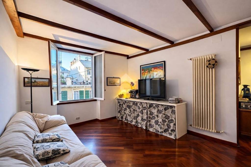 appartamento in vendita a Genova in zona Sottoripa / Maddalena / Molo