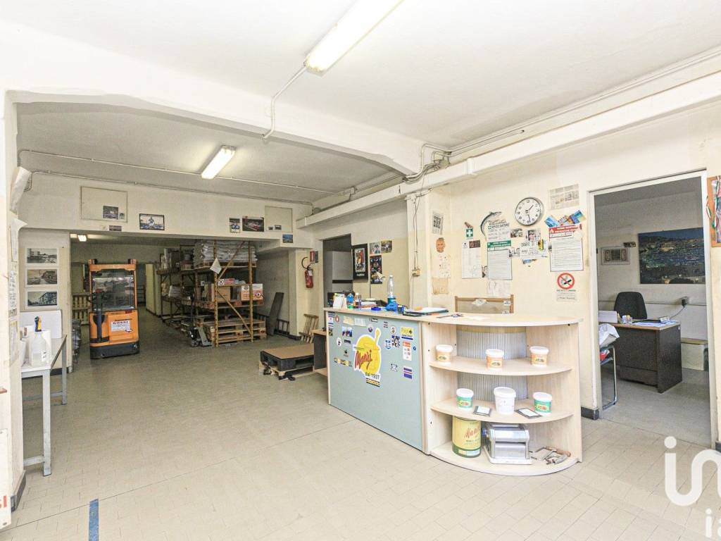 locale commerciale in vendita a Genova in zona Cornigliano