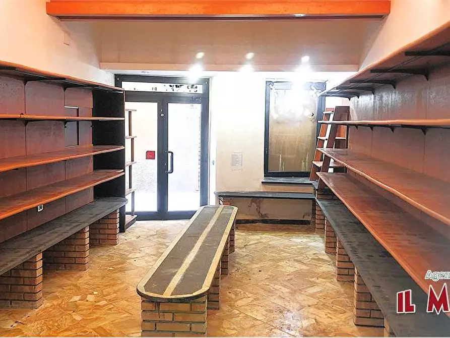 negozio in vendita a Genova in zona Voltri