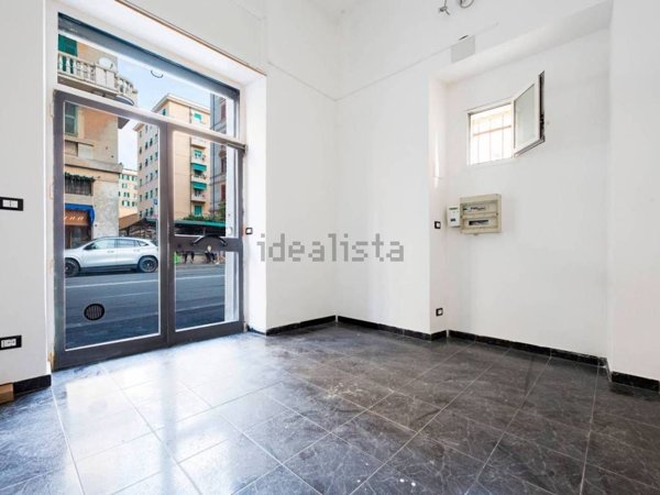 locale commerciale in vendita a Genova in zona San Fruttuoso