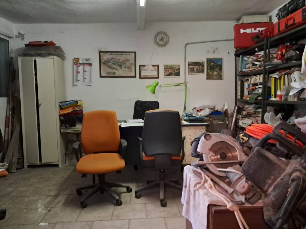 locale commerciale in vendita a Genova in zona Cornigliano