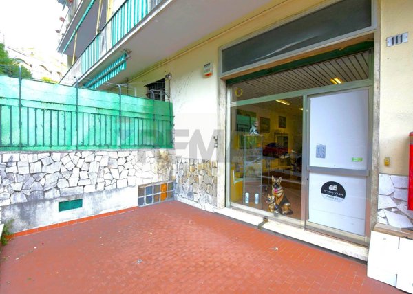 locale commerciale in vendita a Genova in zona Pegli