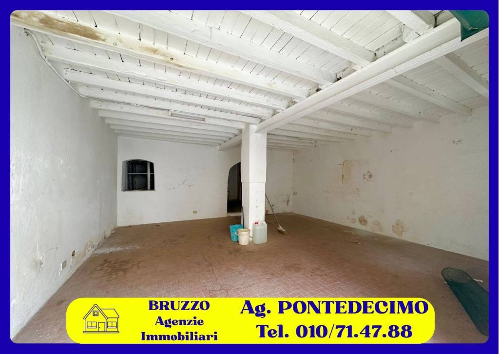 locale commerciale in vendita a Genova in zona Bolzaneto