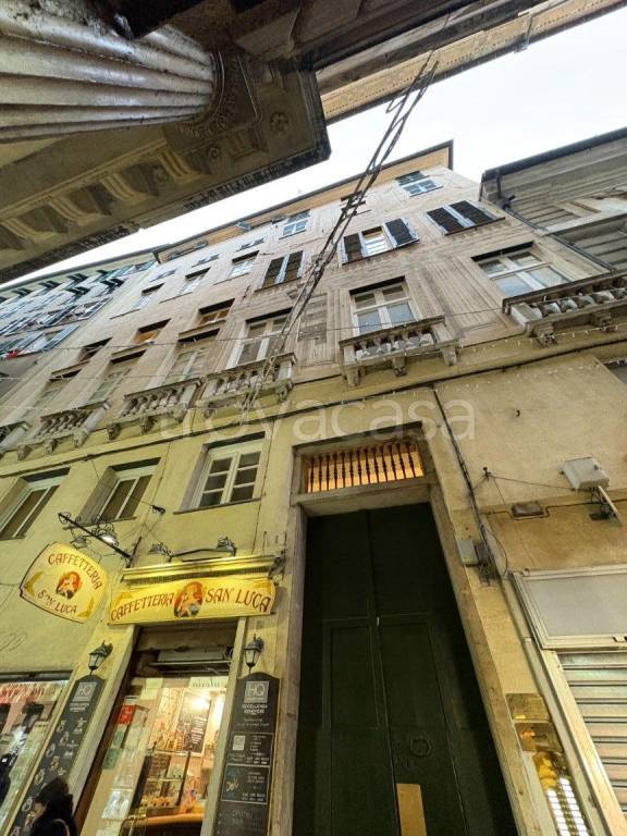 appartamento in vendita a Genova in zona Sottoripa / Maddalena / Molo