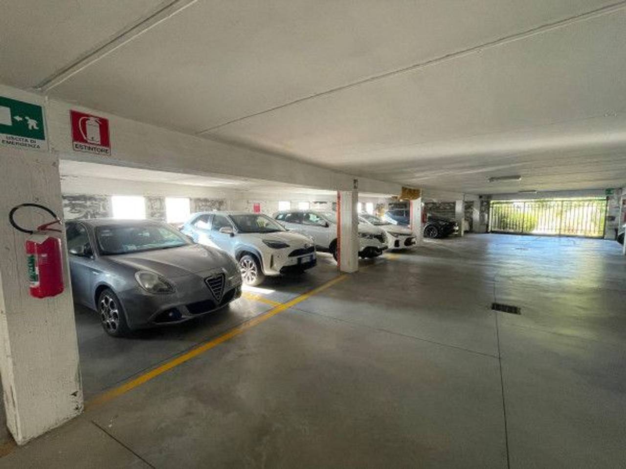 negozio in vendita a Genova in zona Quarto dei Mille