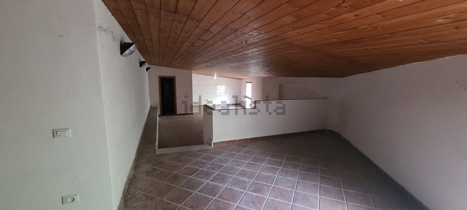 locale commerciale in vendita a Genova in zona Voltri