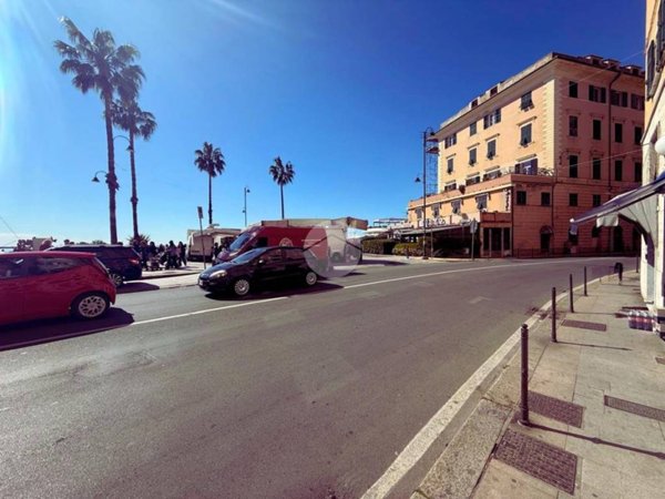 locale commerciale in vendita a Genova in zona Pegli