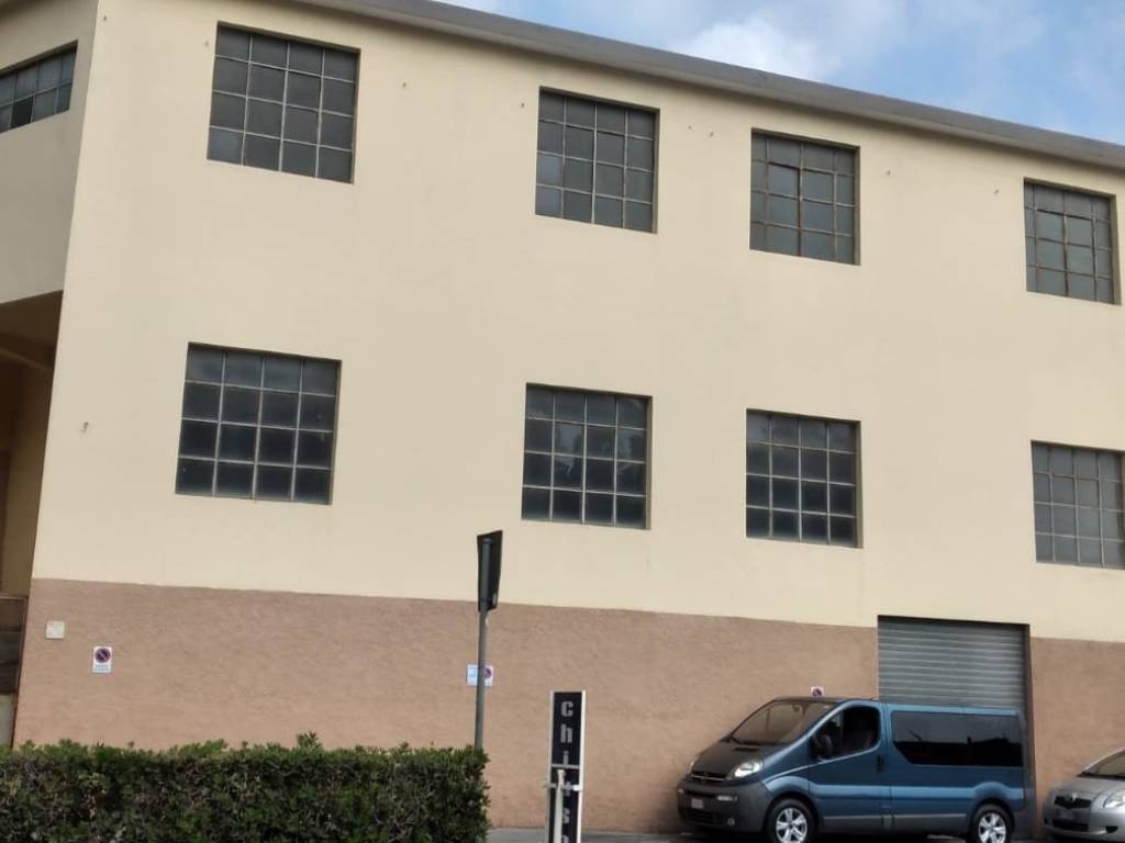 locale commerciale in vendita a Genova in zona Voltri