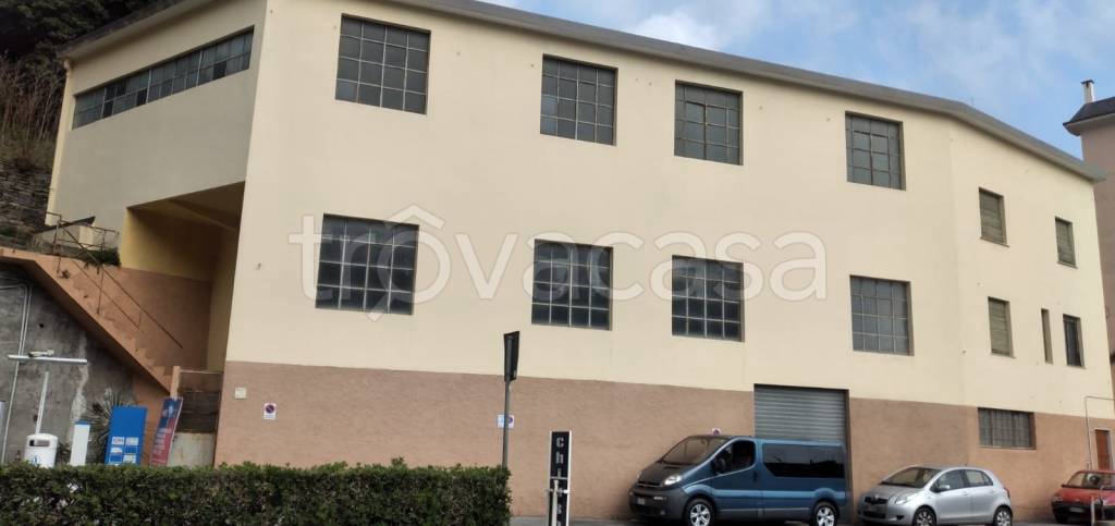 locale commerciale in vendita a Genova in zona Voltri