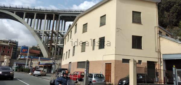 capannone in vendita a Genova in zona Voltri