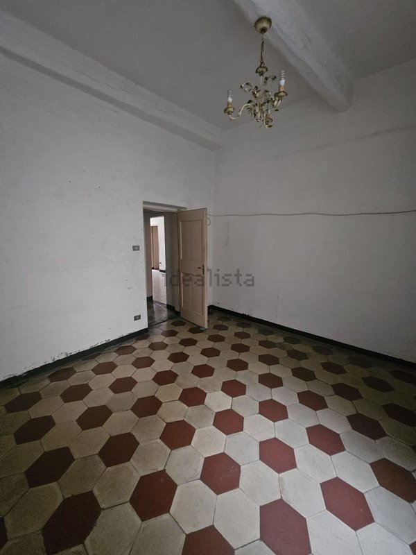 appartamento in vendita a Genova in zona Sottoripa / Maddalena / Molo