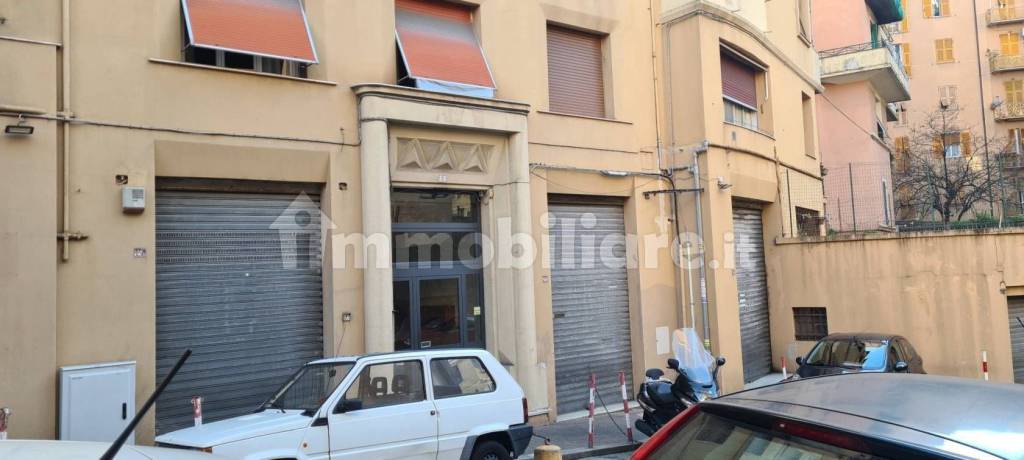 locale commerciale in vendita a Genova in zona Sampierdarena