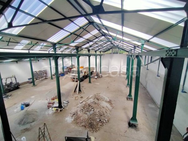 locale commerciale in vendita a Genova in zona Rivarolo