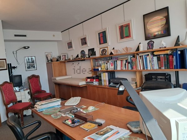 ufficio in vendita a Genova in zona Foce