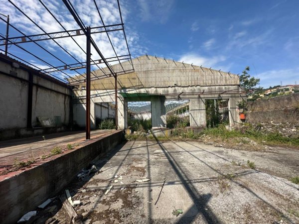 capannone in vendita a Genova in zona Bolzaneto