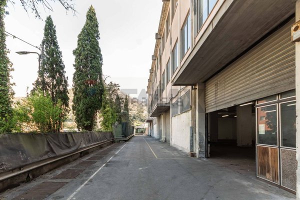 capannone in vendita a Genova in zona Struppa