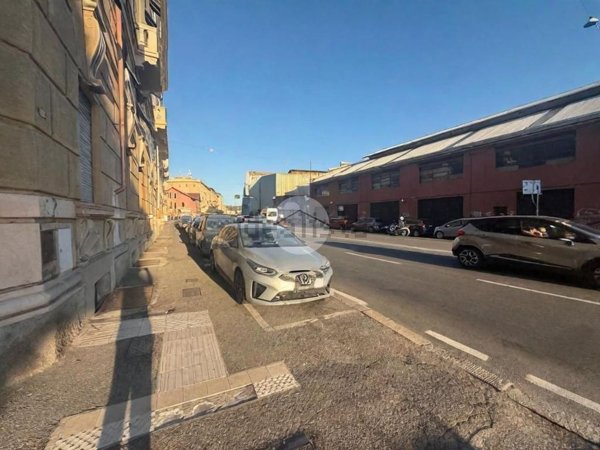 locale di sgombero in vendita a Genova in zona Sestri Ponente