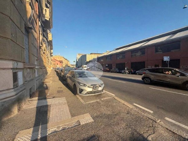 locale di sgombero in vendita a Genova in zona Sestri Ponente