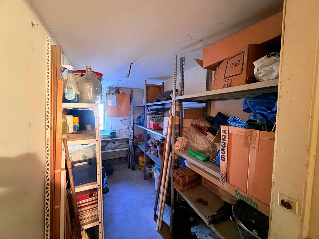 locale commerciale in vendita a Genova in zona Quezzi