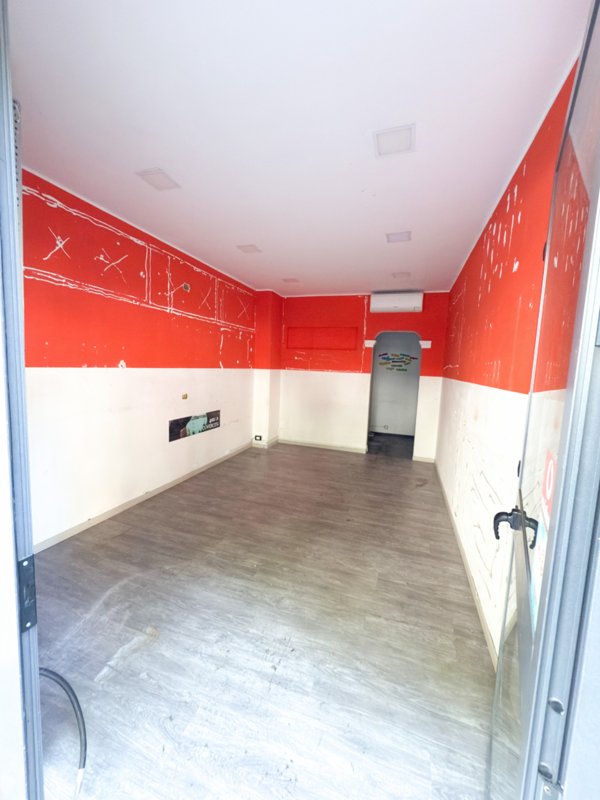 locale commerciale in vendita a Genova in zona Marassi