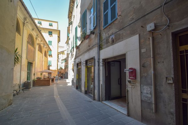 locale commerciale in vendita a Genova in zona Voltri