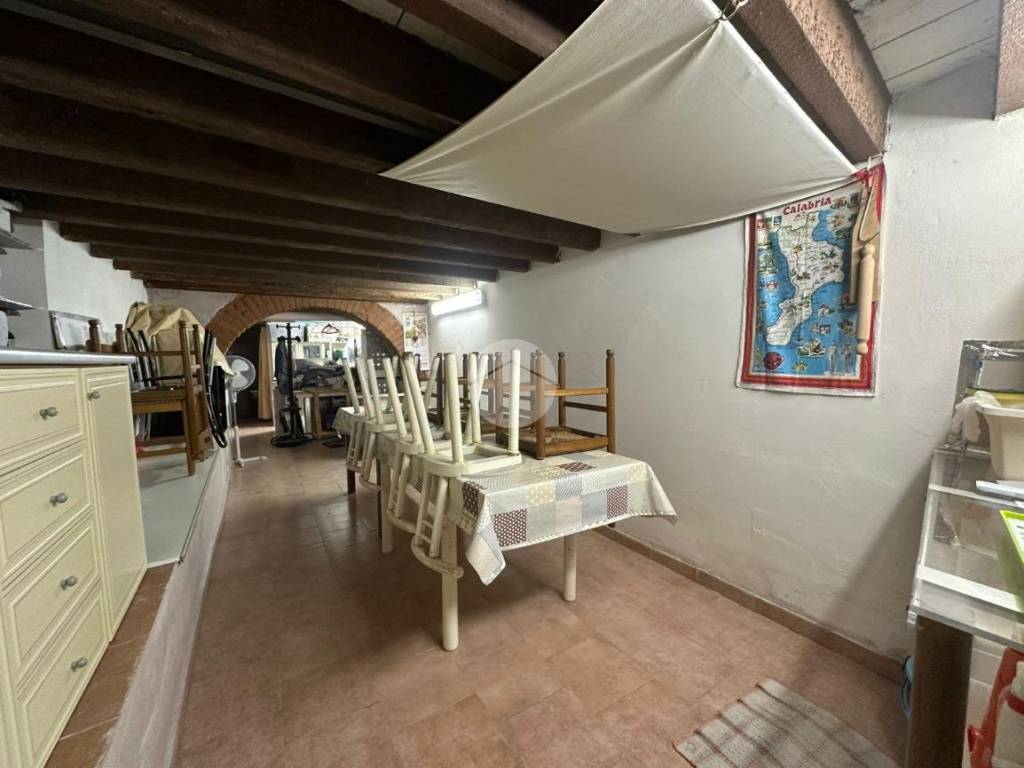 locale commerciale in vendita a Genova in zona Pegli