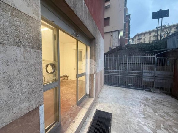 locale commerciale in vendita a Genova in zona Sestri Ponente