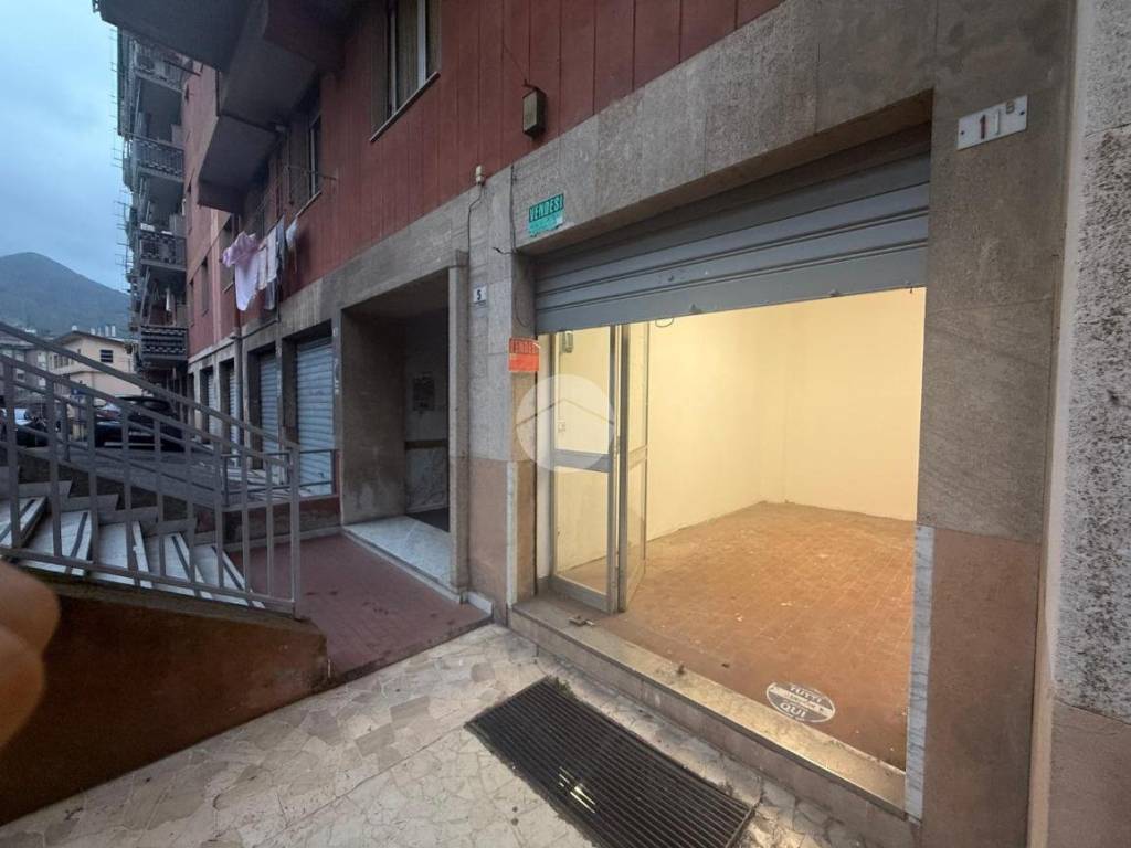 locale commerciale in vendita a Genova in zona Sestri Ponente