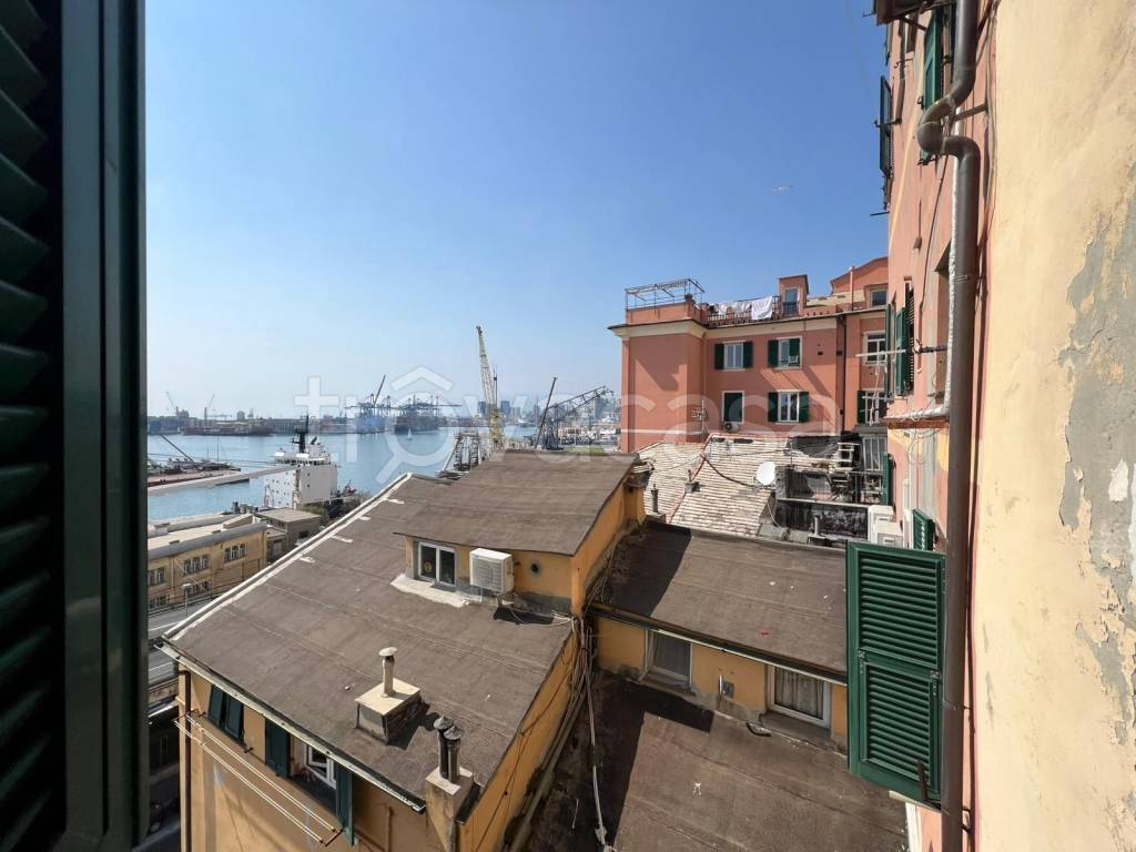appartamento in vendita a Genova in zona Sottoripa / Maddalena / Molo